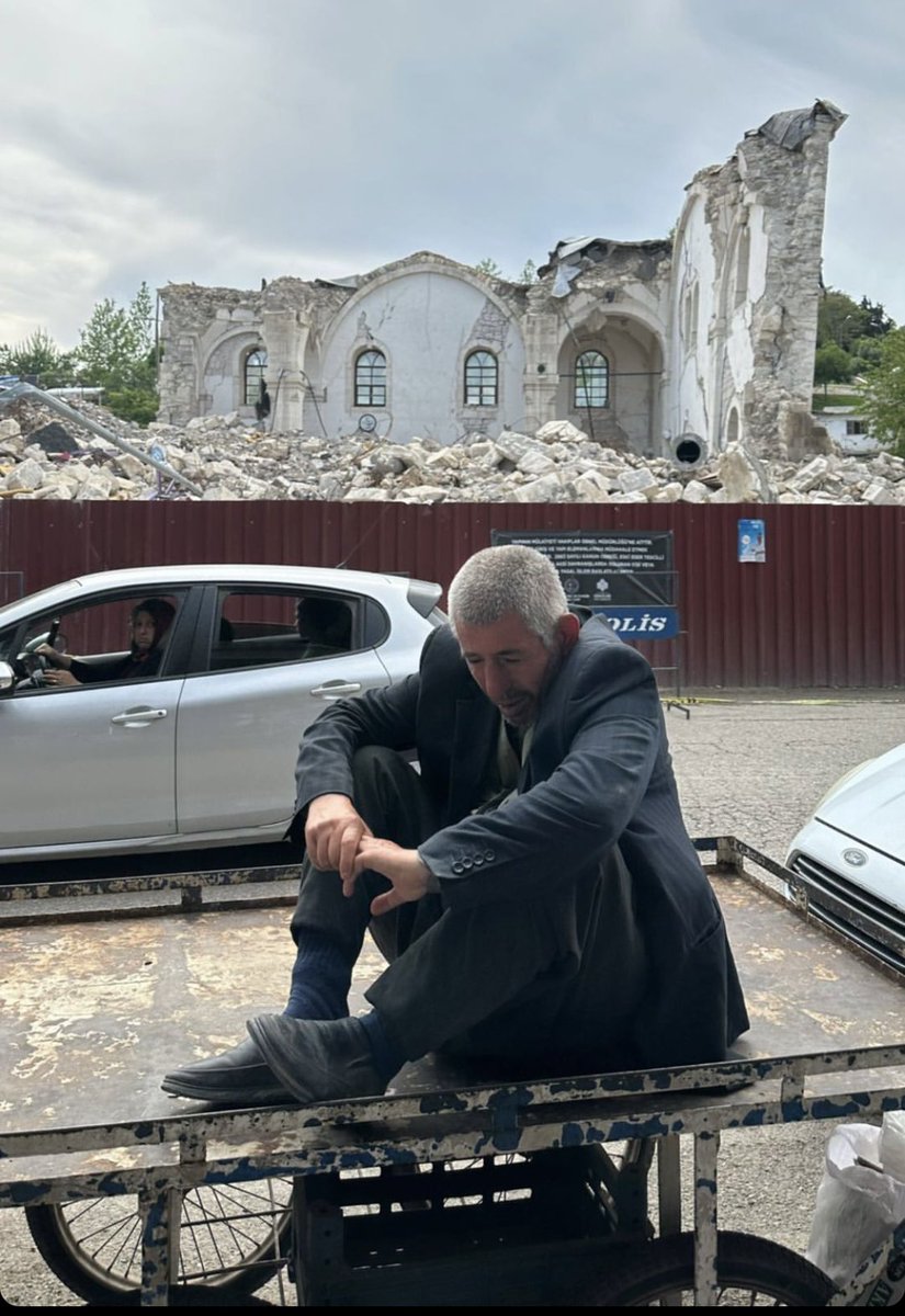 Turabi_rtnd's tweet photo. Çaresiz kalmışlığın adıydı deprem…

#6subat2023 
#DepremiUnutmaUnutturma 
#Sesimiduyanvarmı https://t.co/RUd9SOypNx
