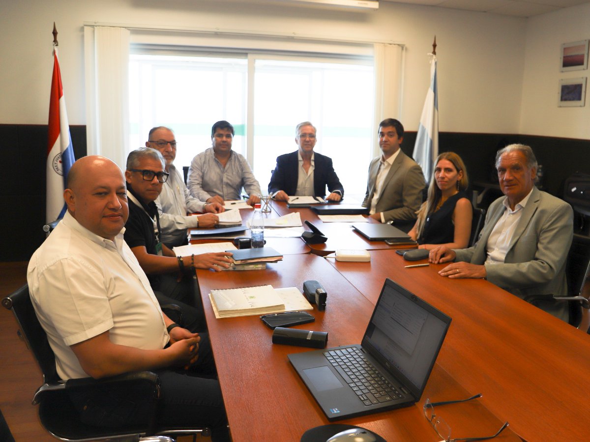 Diego Aduriz realizó su primera visita a la Central Hidroeléctrica Yacyretá como director ejecutivo, en el marco de una reunión del Comité Ejecutivo.
La recorrida permitió relevar aspectos operativos y de infraestructura del complejo.

🔗Gacetilla completa eby.org.ar/diego-aduriz-r…