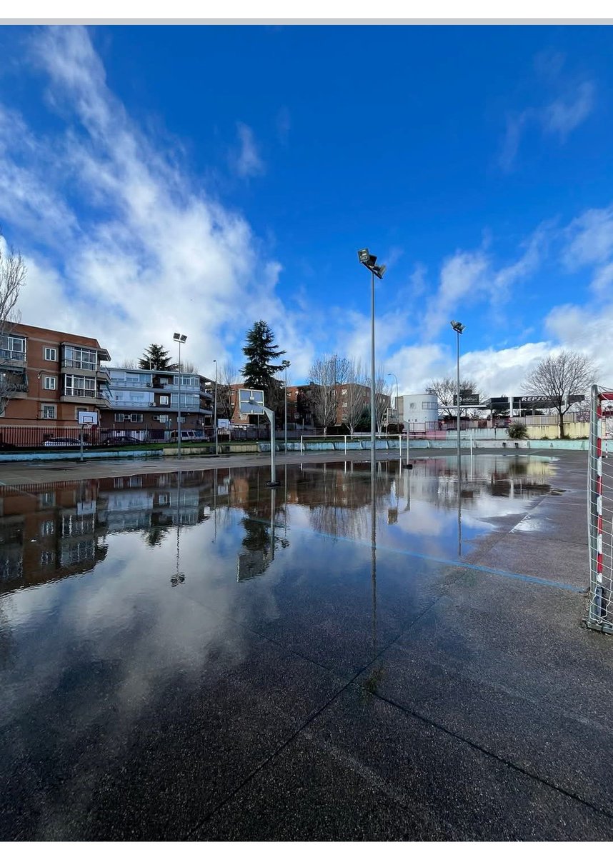 El colegio Gonzalo de Berceo de la Fortuna ya tiene  (piscina ) así está  el patio del colegio. <a href="/AytoLeganes/">Ayuntamiento de Leganés</a> tendrán que hacer algo no? La Concejalia de obras no estaba informada? Y de las goteras en las aulas tampoco sabían nada?