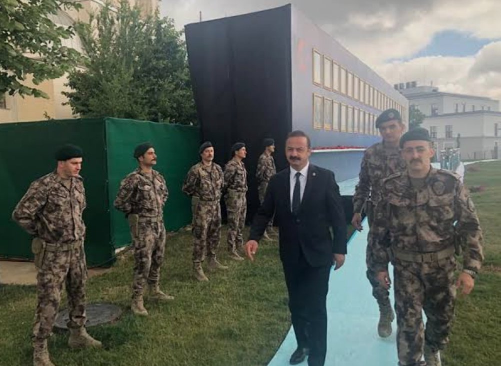 🚨Anahtar Parti Lideri Yavuz Ağıralioğlu, Emniyet teşkilatına destek vermeye devam ediyor:

"Emniyet teşkilatı hakkında ortaya konan veriler şunu söylüyor:
Adil ücret ve kurum içi meseleler resmî ve sağlıklı biçimde ele alınmazsa, bu durum kamu düzeni açısından zafiyet üretir.