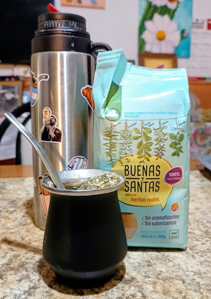 EstiloTradicion's tweet photo. Compré esta yerba para probarla. Si bien no soy fan de las yerbas compuestas, esta me sorprendió muchísimo y me recordó a un yuyo que me traje de Jujuy hace unos años. Riquísima. https://t.co/4kkmtcIwJG