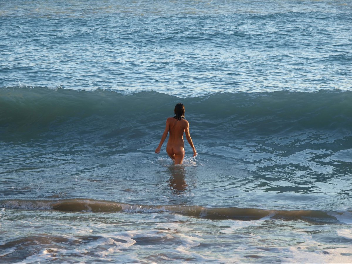 Okay__kid's tweet photo. Love the SEA Fin #nakedfestival #naturists #NaturistLifestyle #nude #nakedcamp #naturistgirl #nudist https://t.co/x2qeHDCqYb