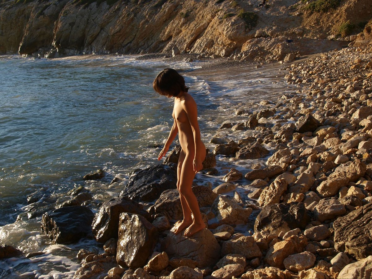Okay__kid's tweet photo. Love the SEA Fin #nakedfestival #naturists #NaturistLifestyle #nude #nakedcamp #naturistgirl #nudist https://t.co/x2qeHDCqYb