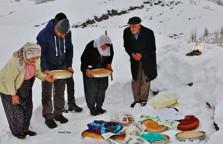 Dağlar niyete durdu sular kulak kesildi
Mumlar yakıldı lokmalar pay edildi
Darda kalanların adı anıldı
#Xızır Yolda kalanın yol arkadaşı
Aç kalanının lokması
Umudu tükenenin nefesidir
Niyetimiz temiz dileğimiz ortak
Zulüm uzak dursun
Doğa incinmesin
İnsan insana yoldaş olsun.
