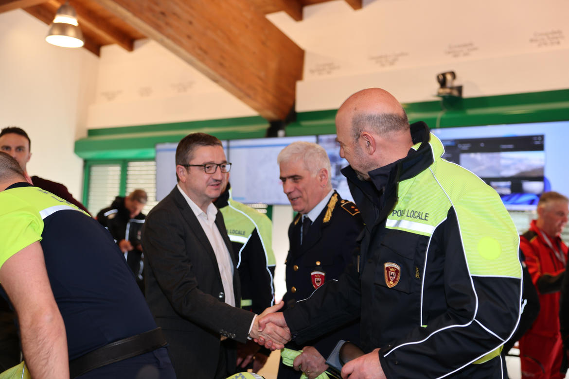 ProvinciaTrento's tweet photo. #Olimpiadi, oltre 1.600 operatori della @dpcpat1 impegnati per la sicurezza.
Domani l’apertura della Sala operativa presso la caserma dei Vigili del fuoco volontari di #Cavalese.
La notizia 👉🏼 https://t.co/w4xiKvvtdO #protezionecivile @milanocortina26 #Trentino #valdifiemme https://t.co/TDWuOEGn8g