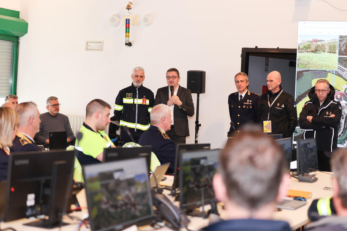 ProvinciaTrento's tweet photo. #Olimpiadi, oltre 1.600 operatori della @dpcpat1 impegnati per la sicurezza.
Domani l’apertura della Sala operativa presso la caserma dei Vigili del fuoco volontari di #Cavalese.
La notizia 👉🏼 https://t.co/w4xiKvvtdO #protezionecivile @milanocortina26 #Trentino #valdifiemme https://t.co/TDWuOEGn8g