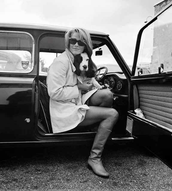 Superstar_Cars's tweet image. A big Happy 80th Birthday to the wonderful Charlotte Rampling, icon of the Swinging Sixties, born #OnThisDay in 1946.

Here’s Charlotte with her beloved spaniel Jessie and her second Mini Cooper S, September 1967 (📸 Norman Potter).

#CharlotteRampling #MiniCooper