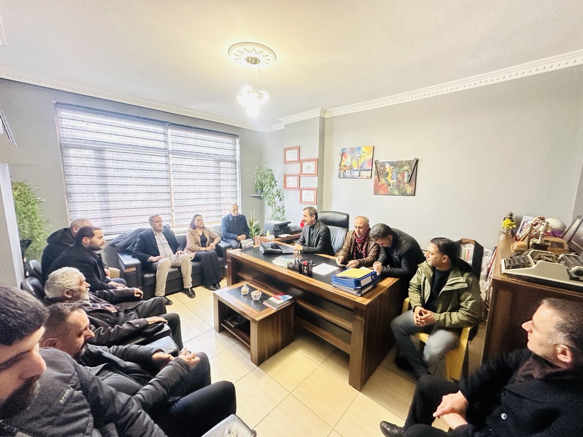 oznurbartin's tweet photo. #Hakkari İl Eş Başkanımız ve Şemdinli ilçe örgütümüzle birlikte #Şemdinli #Esnaf ve Sanatkârlar #Şoförler ve #Otomobilciler Odası’nı ziyaret ederek son seçimlerde güven tazeleyen başkan ve yönetim kurulunu tebrik ettik.

Gerçekleştirdiğimiz görüşmede esnafımızın güncel sorunları, yerel ekonominin güçlendirilmesi ve meslek örgütlerinin toplumsal dayanışma ile demokratik katılımdaki rolü üzerine kapsamlı bir fikir alışverişinde bulunduk.