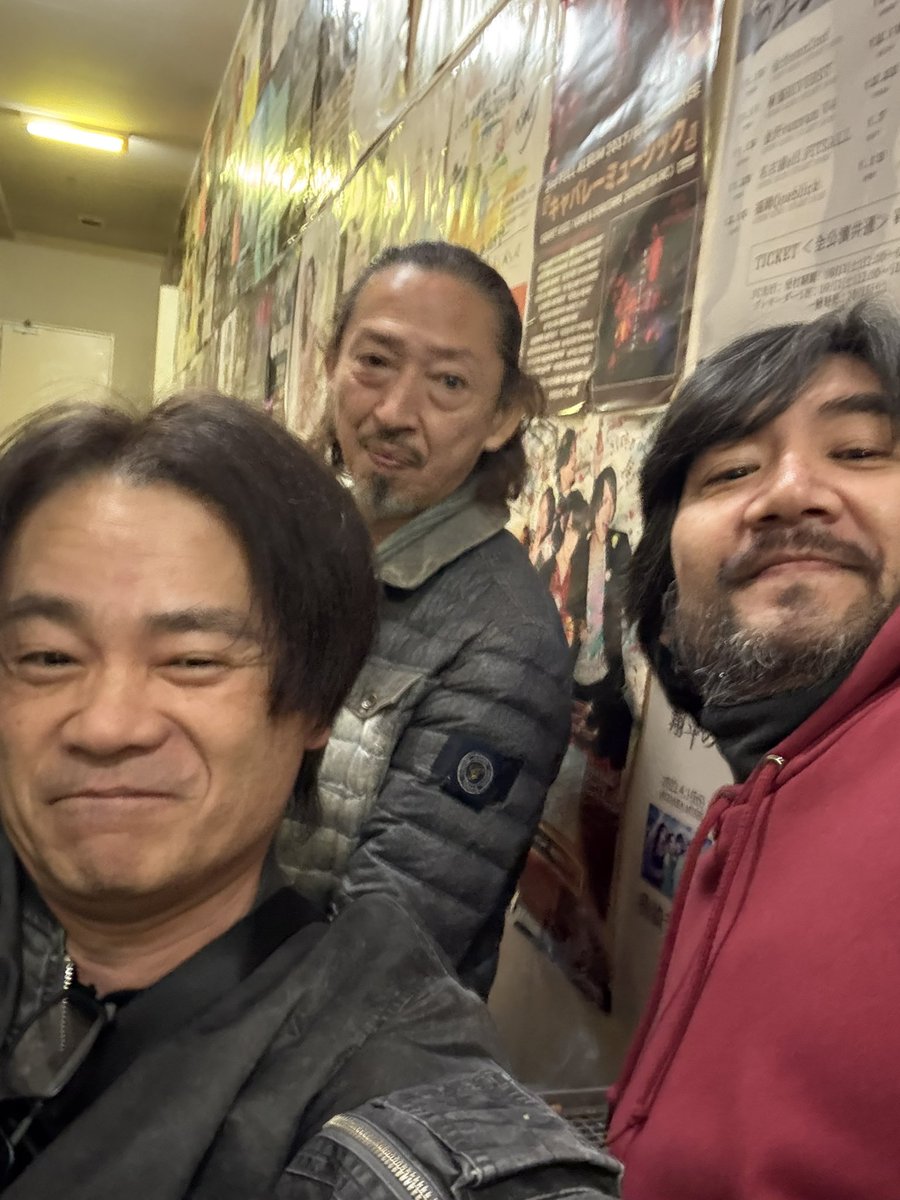 リハーサルスタジオに
早く到着しすぎて
タバコでも吸って
時間潰そうって喫煙所に
いくと、なんと！
エンリケさんと
スティックさんが
いらっしゃるではないか❗️

自分のリハより
微かに聴こえてくる
隣の音が気になって
それどころでは無い