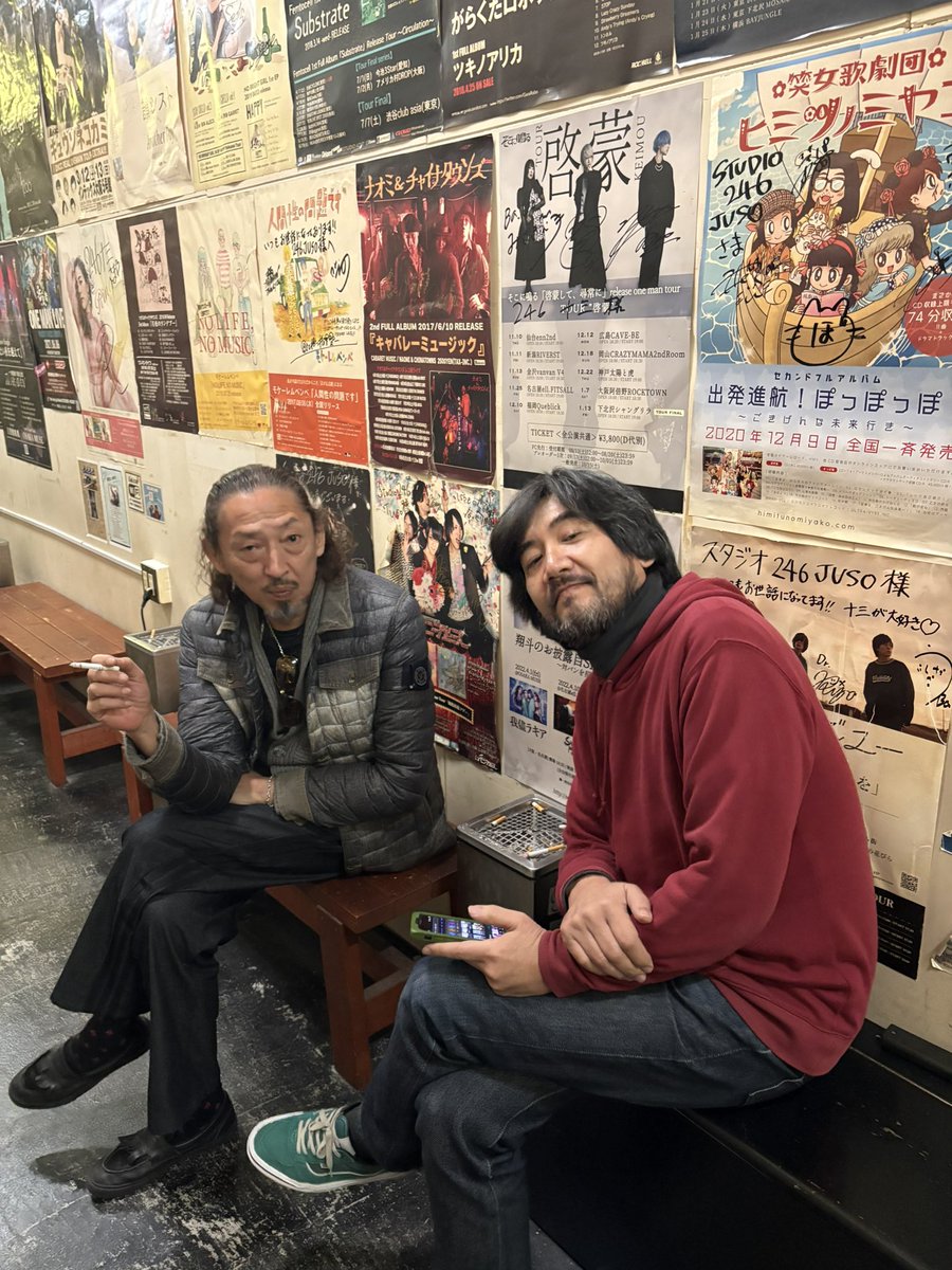 these_a_thesis's tweet photo. リハーサルスタジオに
早く到着しすぎて
タバコでも吸って
時間潰そうって喫煙所に
いくと、なんと！
エンリケさんと
スティックさんが
いらっしゃるではないか❗️

自分のリハより
微かに聴こえてくる
隣の音が気になって
それどころでは無い https://t.co/jeSc2fLgND