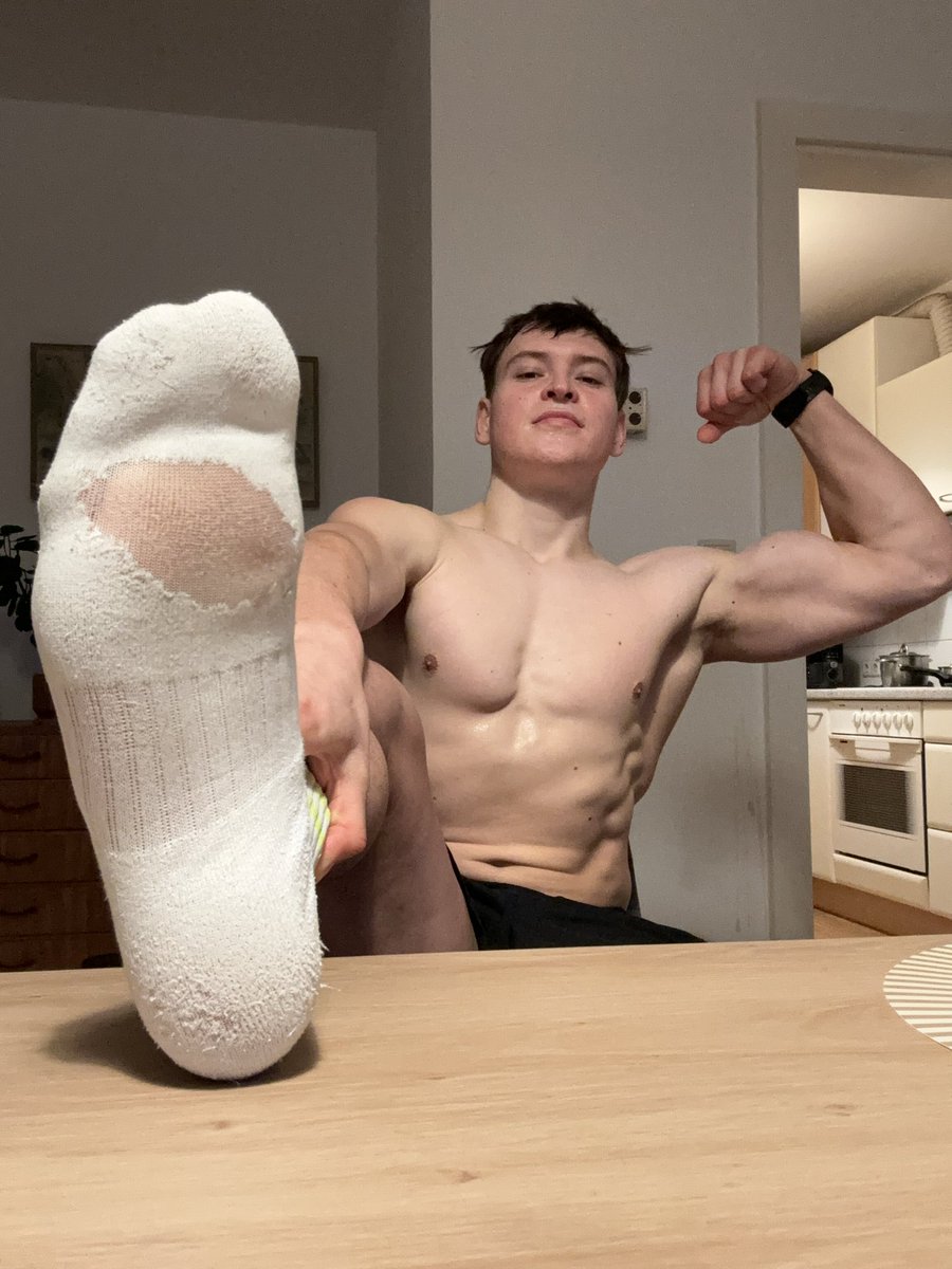cashmasterdave2's tweet photo. my huge feet are destroying my socks and your bankaccount🤑 https://t.co/Yfw49ok4hg