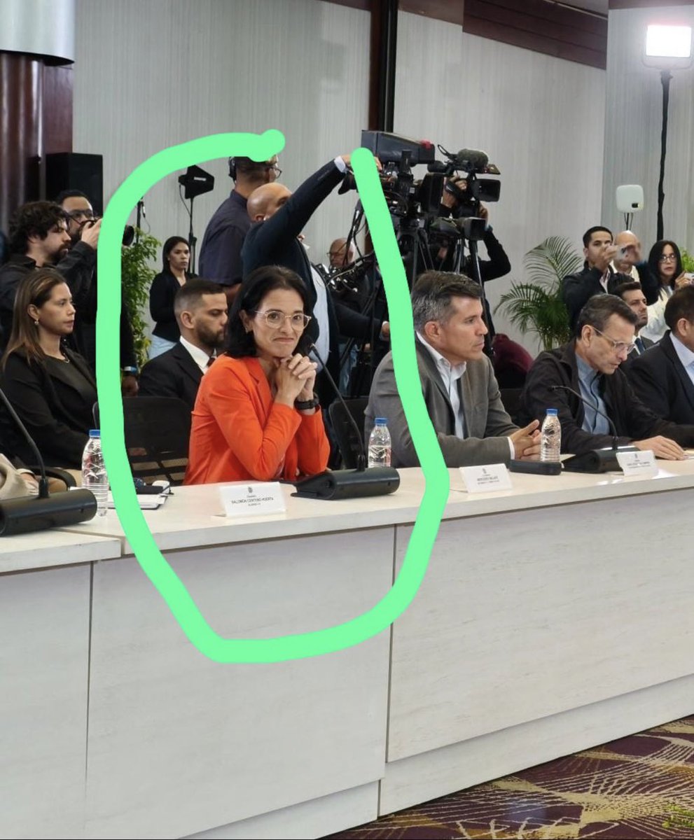 Mercedes Malave, la mejor amiga de Indira Urbaneja, sentada en una mesa de diálogo con el chavismo fingiendo ser representante de la oposición, saquen ustedes sus conclusiones