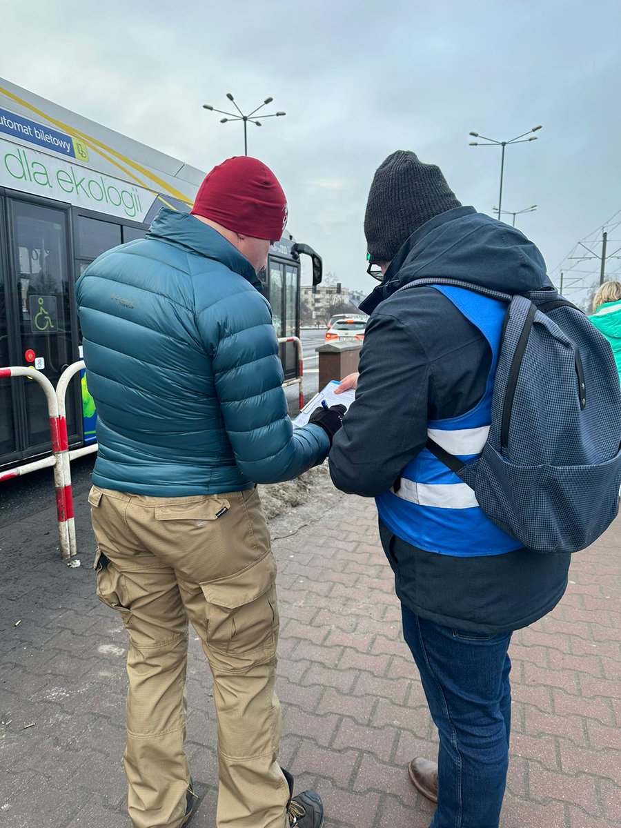 Na przystanku Wlotowa zimno, ale Mieszkańcy chętnie się podpisują. Rzgoryczenie polityką <a href="/Miszalski_/">Aleksander Miszalski</a>  i #KO jest ogromne. 
Dzisiaj jeszcze zbiórka na Rondzie Mogilskim do 19.00 i w wielu innych miejscach w Krakowie. 
#ReferendumKraków 💪