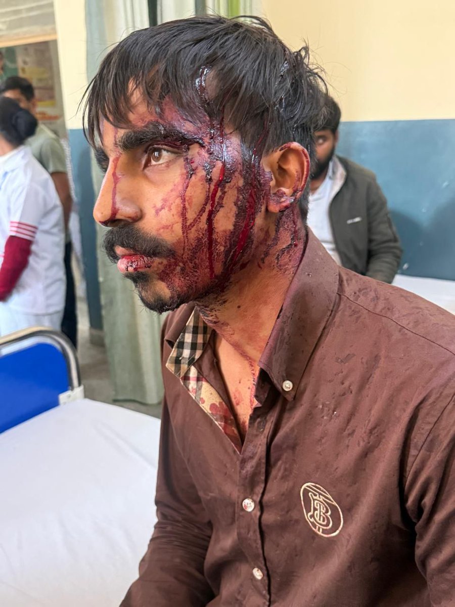 BharatiyaTalk's tweet photo. ग्रेटर नोएडा में कानून-व्यवस्था की शर्मनाक विफलता!
 सेक्टर-159, गांव जट्टा (थाना नॉलेज पार्क) में सशस्त्र हमलावरों ने घर में घुसकर चाकू-फायरिंग की। पुलिस ने गोलियां बरामद कीं, लेकिन 24 घंटे बाद भी FIR दर्ज नहीं, कोई गिरफ्तारी नहीं।
@Uppolice @noidapolice 
@dgpup @CP_Noida https://t.co/v7sGk47Gqu