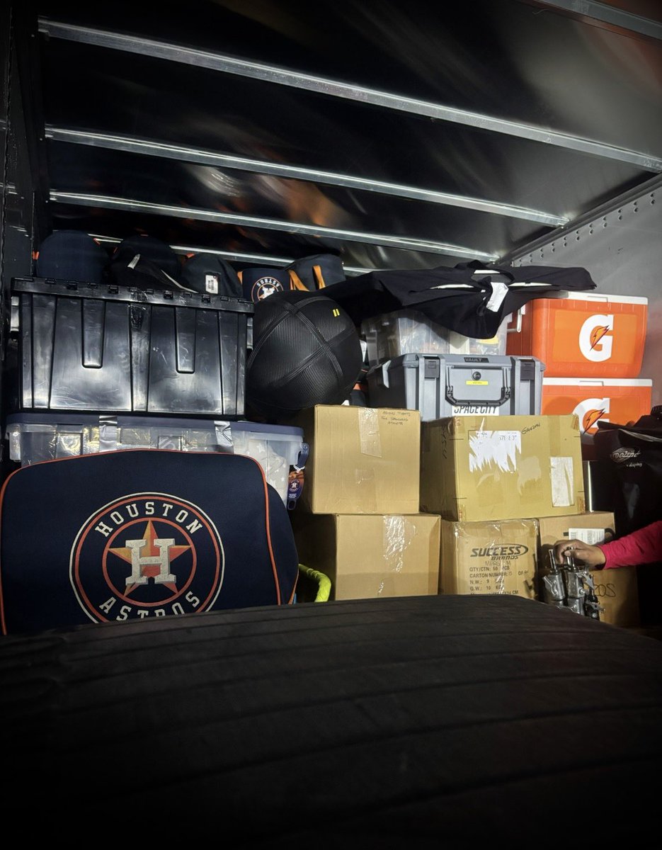 SpaceCityHN's tweet image. The truck is loaded and the bags are packed — The Astros are officially Florida-bound for Spring Training! 

West Palm Beach, here we come! 😎🌴 #ChaseTheFight