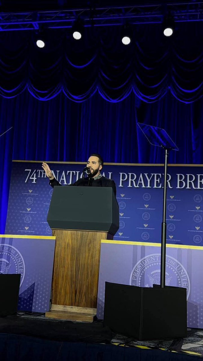 Este dia el Presidente <a href="/nayibbukele/">Nayib Bukele</a> asiste como invitado especial del Presidente Donald Trump al Desayuno Nacional de la Oración en Estados Unidos, fortaleciendo los lazos entre ambas naciones. 🇸🇻🇺🇸