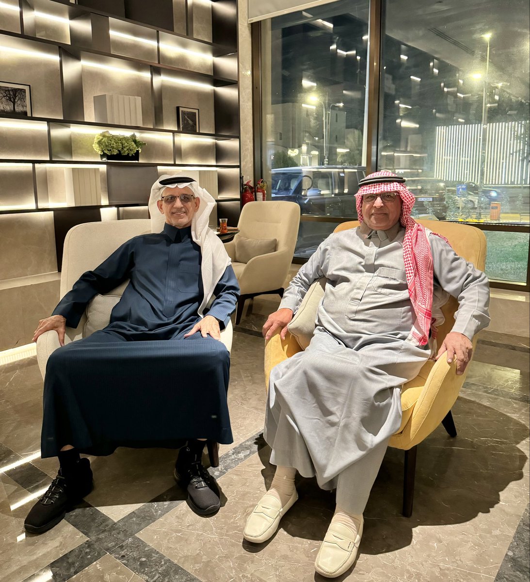 Ali_Alsultan0's tweet photo. حينما تلتقي بمعالي الدكتور بكري عساس
فأنت تلتقي برجل كله علم وثقافة وأريحية 
أنت لم تلتقيه في فصل جامعي لكن تتحول جلستك معه إلى ركن من أركان العلم والتعليم
يستشهد بالآية والرواية والمثل والشعر
له براعة في صنع المكان وحب الإنسان
بينه والأحساء عشق متبادل
@BakriBooks @BakriMaz https://t.co/5Z245qUjd5