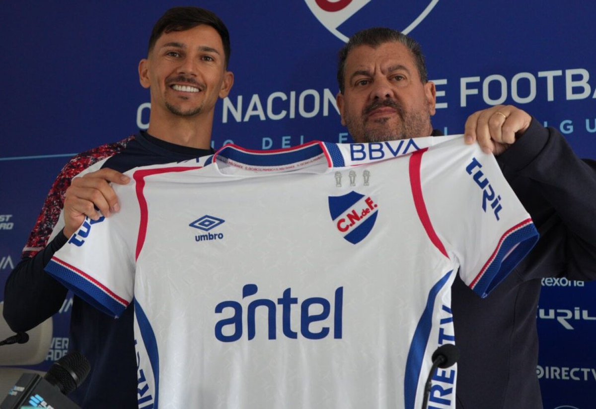 ValenFletcher's tweet photo. 💣 ¿Cómo se dio la llegada de MAXI SILVERA a Nacional?

Unos 3 meses antes de las finales, cuando aún no se sabía quién las iba a disputar, Flavio Perchman se comunicó con el entorno del jugador y les dijo que si no renovaba contrato con Peñarol, Nacional estaba interesado.

En ese momento, Silvera le informó a Peñarol que Nacional se había comunicado con su entorno, pero los dirigentes carboneros creyeron que el jugador estaba mintiendo para que le cumplan con lo que le habían prometido varios meses atrás. 

En diciembre, luego de las finales, el vicepresidente de Nacional tuvo por primera vez contacto directo con Silvera, quién cansado de las promesas incumplidas por parte de las autoridades de Peñarol, decidió avanzar en las negociaciones con Nacional. A partir de ahí comenzaron a cruzar los documentos y negociar el contrato. Fue en diciembre que el delantero decidió negociar y aceptar la oferta del tricolor. 

Los jugadores de Peñarol que hoy lo tildan de traidor basándose en una mentira, ya que no hubo negociaciones con Nacional previo a las finales, decidieron no interceder y dejar sólo a su compañero cuando la estaba pasando mal porque el club no le cumplía lo que le habían prometido. Eligieron ponerse del lado de los dirigentes y no del jugador.

¿De qué lado fue la traición?