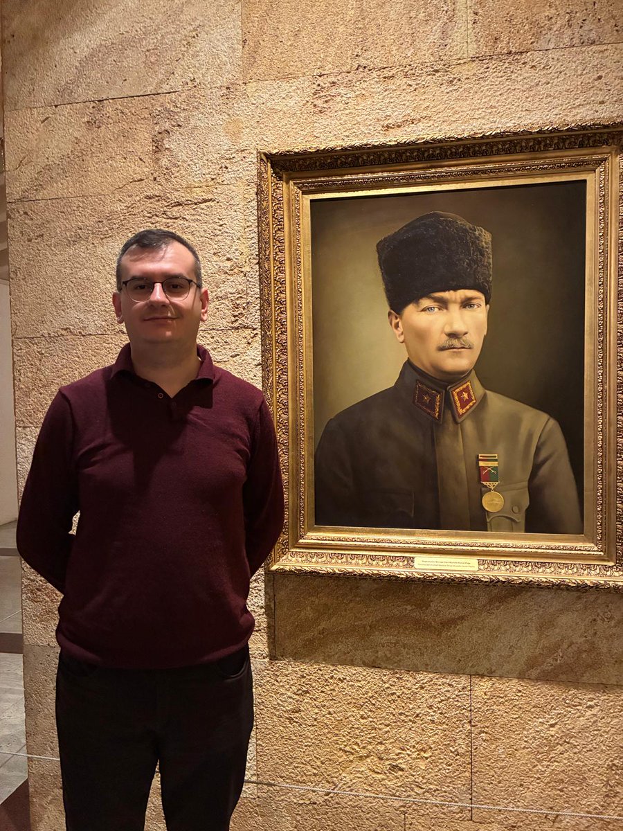 Saygı olsun bu çelik atlıların gök tuğuna
Tuğu kaldırmış olan orduların "Başbuğ"una"