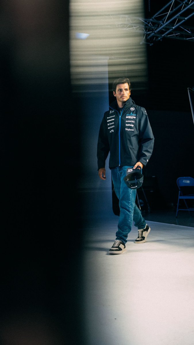 c4rlossa1nz55's tweet photo. AND THEN CARLOS SAYS “HES NOT BORN TO BE A MODEL” WHEN THIS IS HOW HE SLAYS???? https://t.co/2nHhMPGkM5