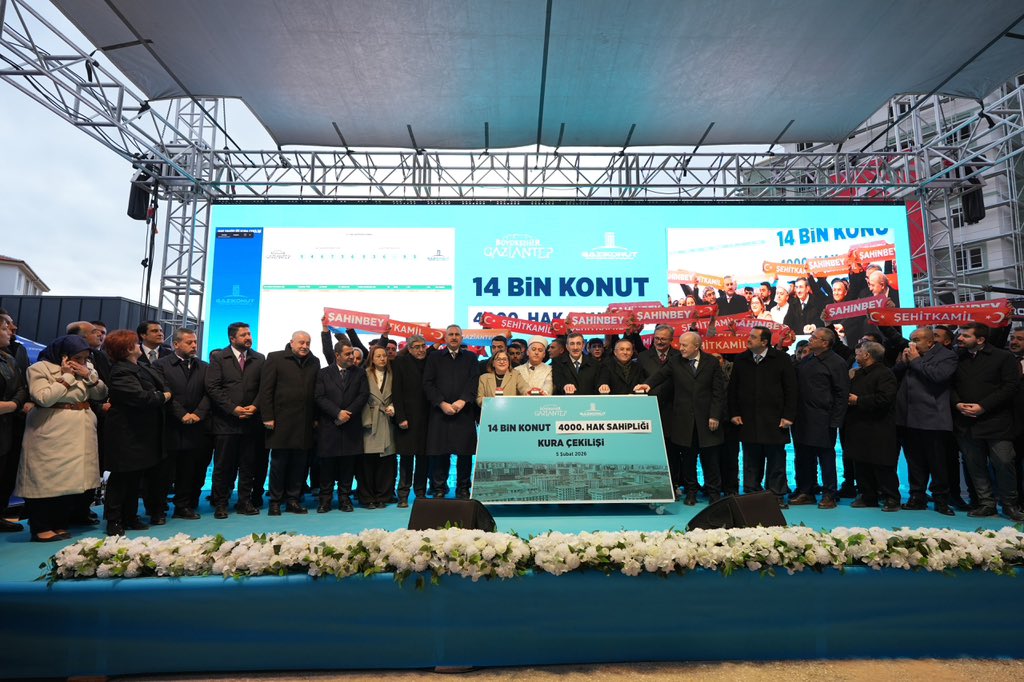 📍Gaziantep

Cumhurbaşkanı Yardımcımız Sn. Cevdet Yılmaz’ın katılımıyla Gaziantep Büyükşehir Belediyesi 14 Bin Konut 4000 Hak Sahipligi Kura Çekilişine katılım sağladık.