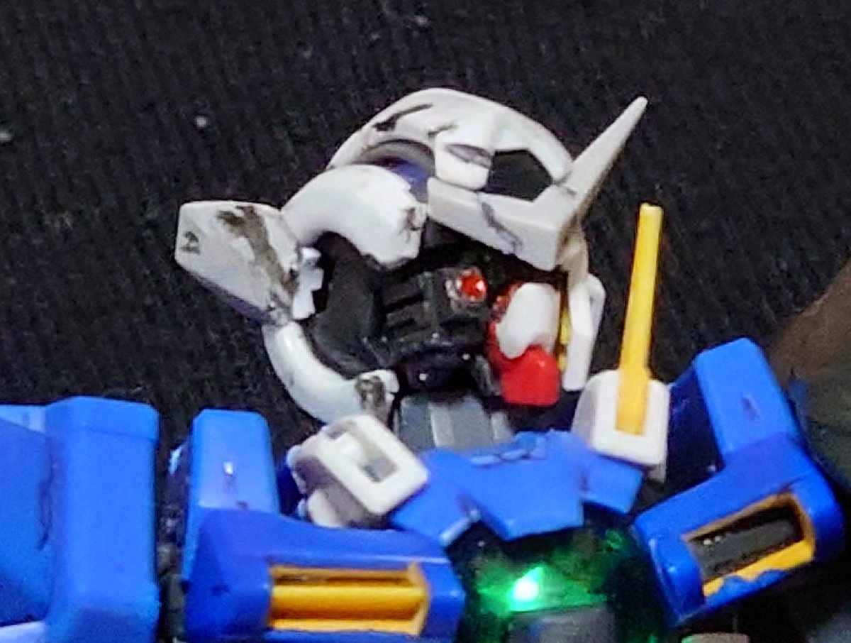 長男、小学生の頃に頑張って自作したRGリペアを引っ張り出してきてコツコツいじってる。
マントはプレバンの改造パーツに換装。顔は塗装でダメージ表現を追加。

新しいのが買えない時は前に作ったやつに磨きをかけて楽しむとは、プラモの渋い楽しみ方を覚えてきたな！👍