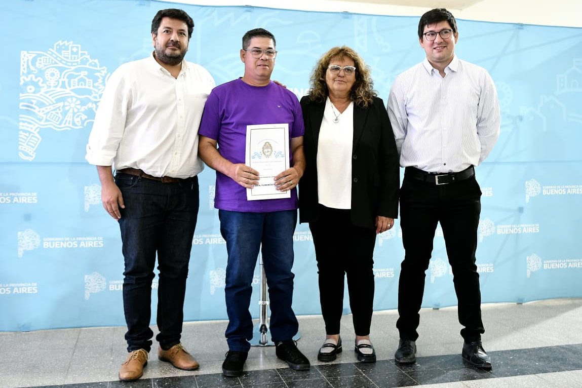 Entregamos más de 100 escrituras gratuitas en #Villarino y concretamos el último paso para que más familias se conviertan en dueñas de sus hogares.

Aunque estos títulos de propiedad puedan conseguirse en el sector privado, tiene valores inaccesibles para muchos bonaerenses: que