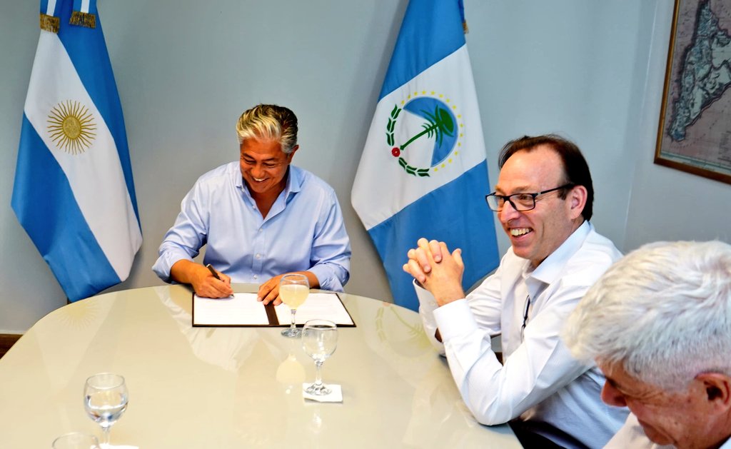 Rolo_Figueroa's tweet photo. ESTAMOS CONSOLIDANDO LAS BECAS GREGORIO ÁLVAREZ COMO UNA POLÍTICA DE ESTADO

Firmamos un convenio con Shell y el IAPG para realizar un nuevo aporte al Plan de Becas Gregorio Álvarez, fortaleciendo una iniciativa que sigue creciendo gracias al trabajo conjunto entre el sector público y privado.

Este lunes 9 de febrero comienzan las inscripciones para nuevos beneficiarios. Es un programa que busca redistribuir oportunidades en toda la provincia, consolidado como el más importante de Latinoamérica y una muestra clara de que la educación es nuestra prioridad.