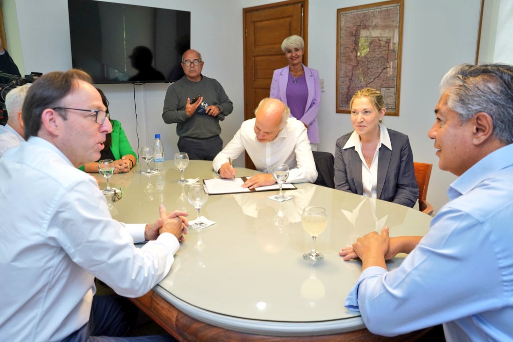 Rolo_Figueroa's tweet photo. ESTAMOS CONSOLIDANDO LAS BECAS GREGORIO ÁLVAREZ COMO UNA POLÍTICA DE ESTADO

Firmamos un convenio con Shell y el IAPG para realizar un nuevo aporte al Plan de Becas Gregorio Álvarez, fortaleciendo una iniciativa que sigue creciendo gracias al trabajo conjunto entre el sector público y privado.

Este lunes 9 de febrero comienzan las inscripciones para nuevos beneficiarios. Es un programa que busca redistribuir oportunidades en toda la provincia, consolidado como el más importante de Latinoamérica y una muestra clara de que la educación es nuestra prioridad.