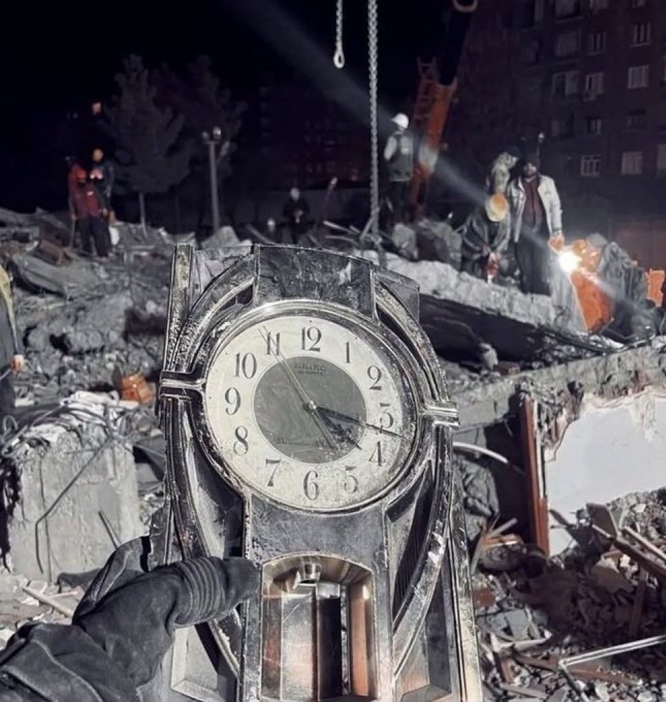 6 Şubat'ı
bir gün olsun
unutmadım
unutmayacağım
unutturmayacağım
yalvarıyorum
siz de unutmayın