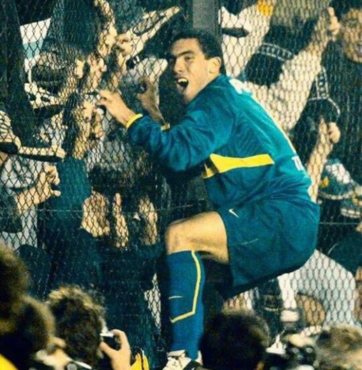 SANGREXENEIZE's tweet photo. Carlos Alberto Tevez representó a Boca durante TODA su carrera, incluso cuando no vestía la azul y oro.

ETERNAMENTE NUESTRO. https://t.co/0wcG3gVoDn