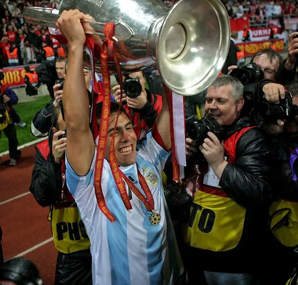 SANGREXENEIZE's tweet photo. Carlos Alberto Tevez representó a Boca durante TODA su carrera, incluso cuando no vestía la azul y oro.

ETERNAMENTE NUESTRO. https://t.co/0wcG3gVoDn