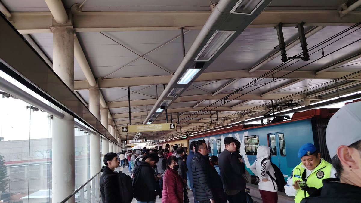 VIPSRDZ's tweet photo. @MetroCDMX Línea 12  hasta el gorro https://t.co/hhIfpkHVuI