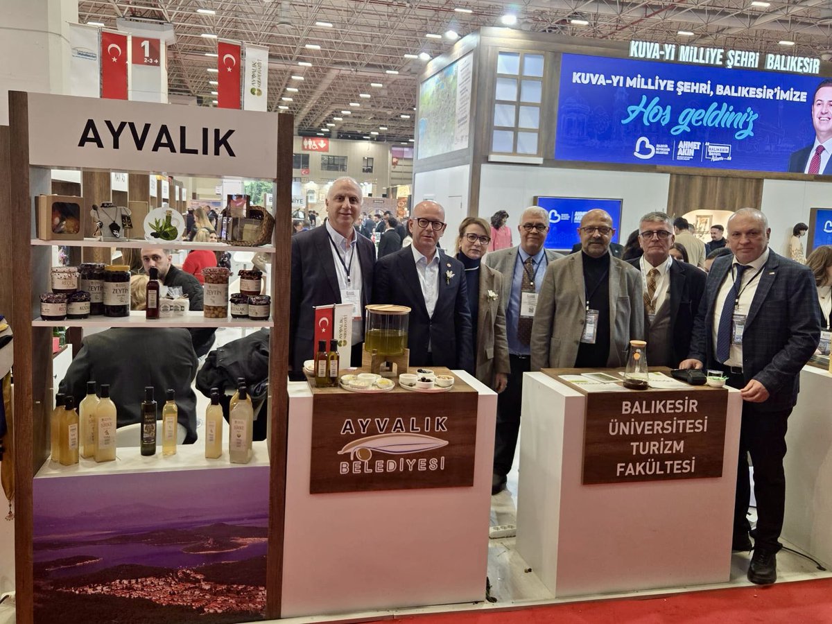 eczserkansari's tweet photo. 📌 Dünyanın en büyük turizm fuarlarından #EMITT – Doğu Akdeniz Uluslararası Turizm ve Seyahat Fuarı’nda, Balıkesir Büyükşehir Belediyemizin ve ilçe belediyelerimizin stantlarını ziyaret ettik.
Şehrimizin tarihi, kültürel ve doğal zenginliklerini tanıtmak için yapılan çalışmaları yerinde görmekten büyük mutluluk duyduk.
Balıkesir Büyükşehir Belediye Başkanımız Ahmet Akın’ın öncülüğünde, kentimizin turizm vizyonunu güçlendiren bu çalışmalar; Balıkesir’imizin sahip olduğu eşsiz potansiyeli yerli ve yabancı ziyaretçilerle buluşturmak açısından son derece kıymetlidir.
Balıkesir’imizin hak ettiği değeri görmesi için emek veren tüm belediye çalışanlarımıza, ilçe belediyelerimize ve katkı sunan herkese gönülden teşekkür ediyorum.