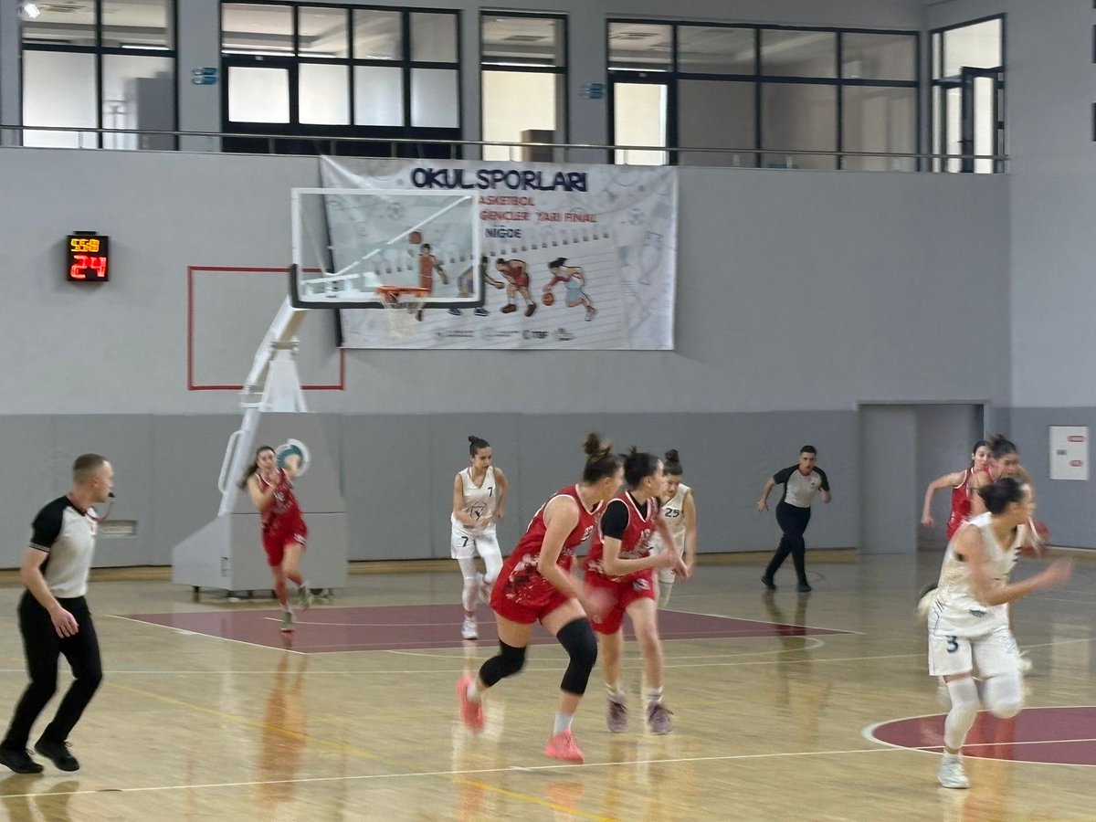 🏀 Okul Sporları Basketbol Gençler A Yarı Final Müsabakaları açılış seremonisi gerçekleştirildi.
16 ilden 8 kız, 8 erkek takımı ve toplam 182 sporcu mücadele ediyor.
Açılışa katılan İl Müdürümüz Yüksel Dorul, sporculara başarılar diledi.
Tüm takımlara fair-play ruhuyla başarılar!