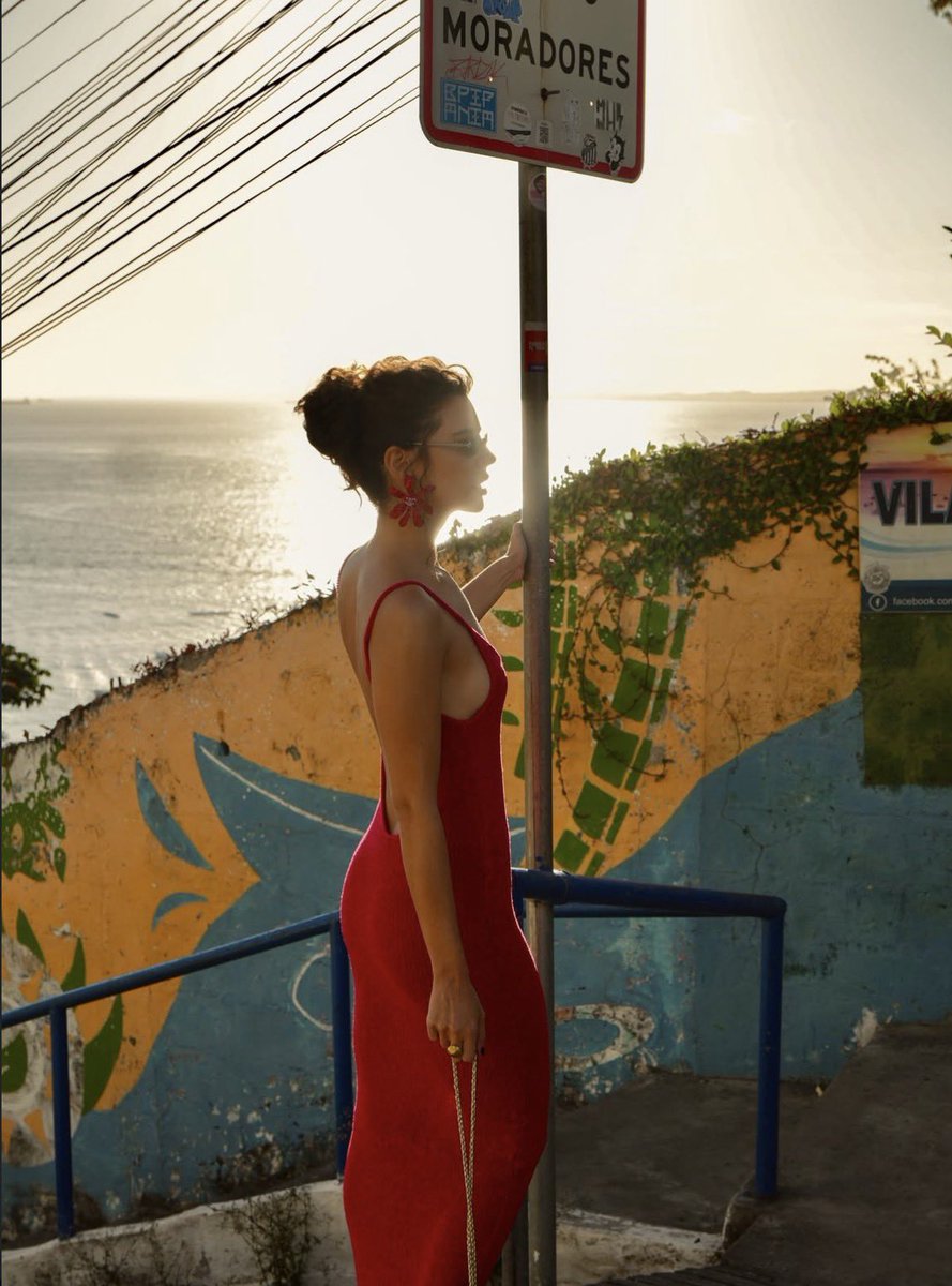 daniemach_'s tweet photo. Essa mulher é absurdo de linda!

#loquinha #alanisguillen https://t.co/s4znEPliGx