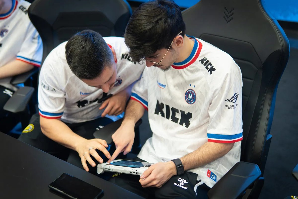 flameZcsgo's tweet photo. Productive man https://t.co/sX8ZAjOa4C XBOX ALLY.
#TeamROG https://t.co/shfioFwdmZ