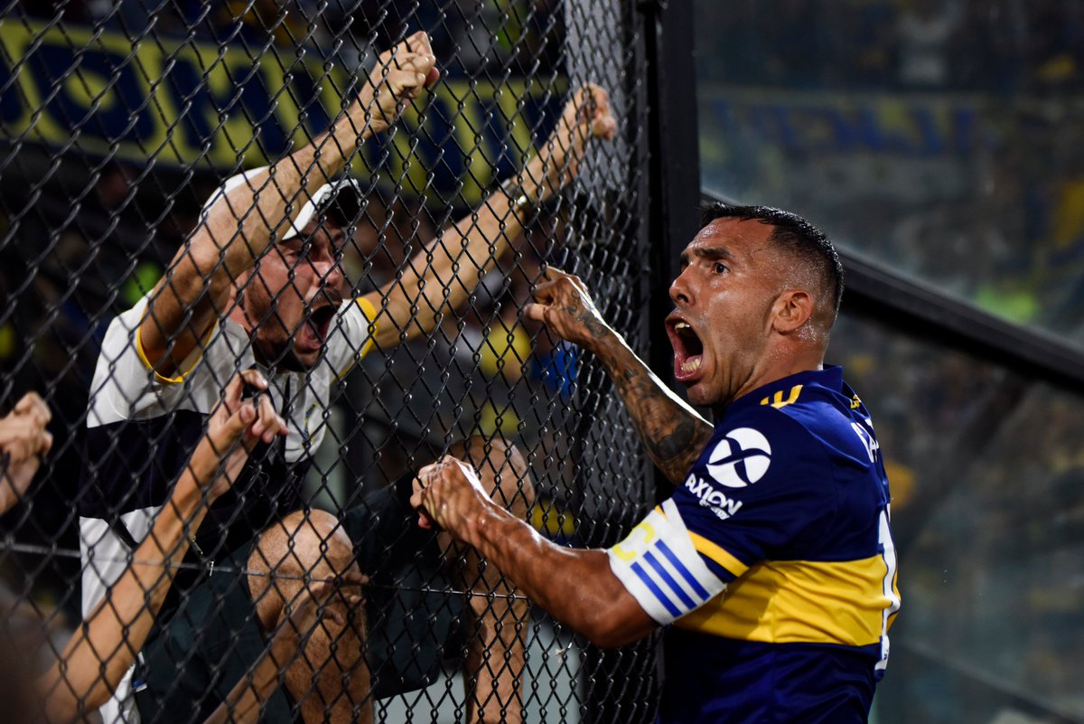SANGREXENEIZE's tweet photo. Carlos Alberto Tevez representó a Boca durante TODA su carrera, incluso cuando no vestía la azul y oro.

ETERNAMENTE NUESTRO. https://t.co/0wcG3gVoDn