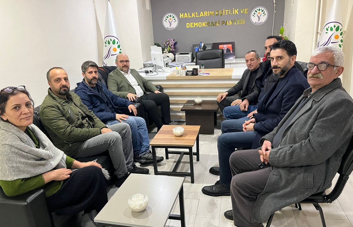 TMMOB Bileşenlerinden Siyasi Partilere Ziyaret

Türk Mühendis ve Mimar Odaları Birliği (TMMOB) Bingöl İl Koordinasyon Kurulu bileşenleri, kentte faaliyet gösteren siyasi partilere ziyaret gerçekleştirdi.

TMMOB Bingöl İl Koordinasyon Kurulu Sekreteri Canfidal Boldaş, İnşaat