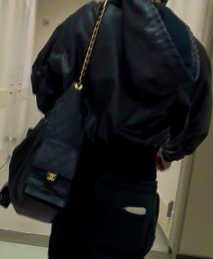 街で見かけた男子くん、、、

張り切ってCHANELのバッグ持ってんねんけど、、、
なんか違う気がする・・・・