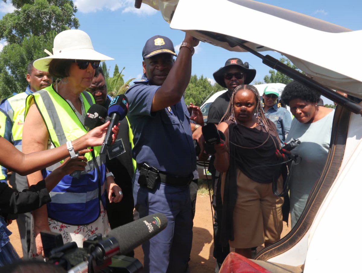 GovernmentZA's tweet image. Transport Minister Barbara Creecy visited Potchefstroom, North West Province, to check on scholar transport, making sure learners get to school safely and on time. Because every school journey should be safe and stress-free! 🚌✨

#ScholarTransport #LearnerSafety #SafeTrips