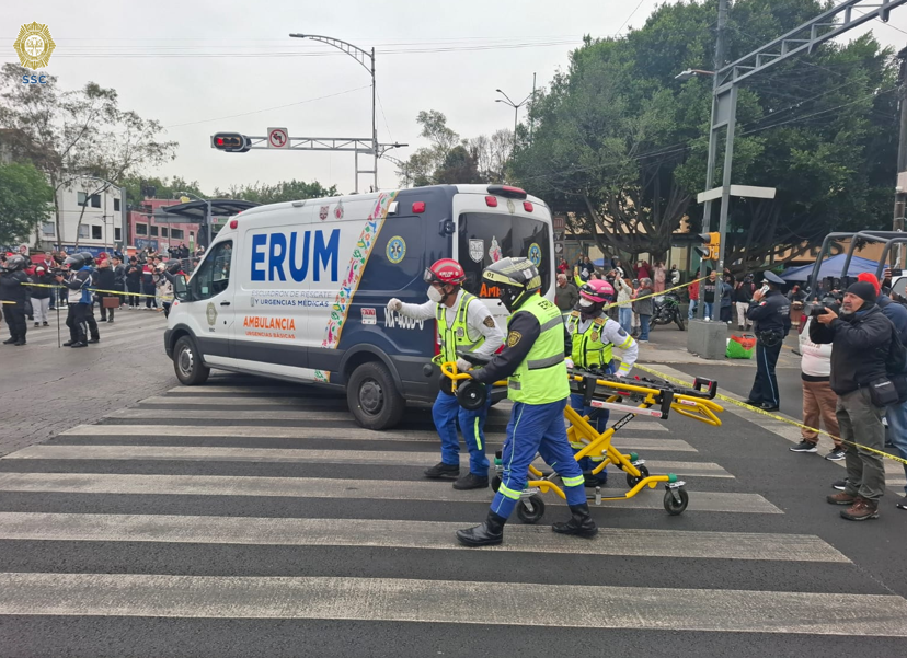 OVIALCDMX's tweet photo. 10:30 #PrecauciónVial | Se implementa corte momentáneo a la circulación en Eje 3 Sur y Av. Cuauhtémoc, por descenso de Cóndor de la #SSC. #AlternativaVial Casa del Obrero Mundial, Dr. José María Vértiz y Av. Insurgentes. https://t.co/yelE6lowno