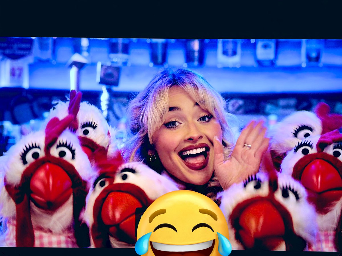 Espero que los de PETA no se vayan a molestar de nuevo con mi querida #SabrinaCarpenter 😅😅😅🤣 #TheMuppets