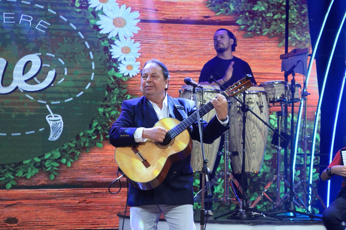 tererejerepy's tweet image. ¡GRANDE, Aníbal Portillo, que nos deleita con su voz! 😍

#tererejerepy por #telefuturopy