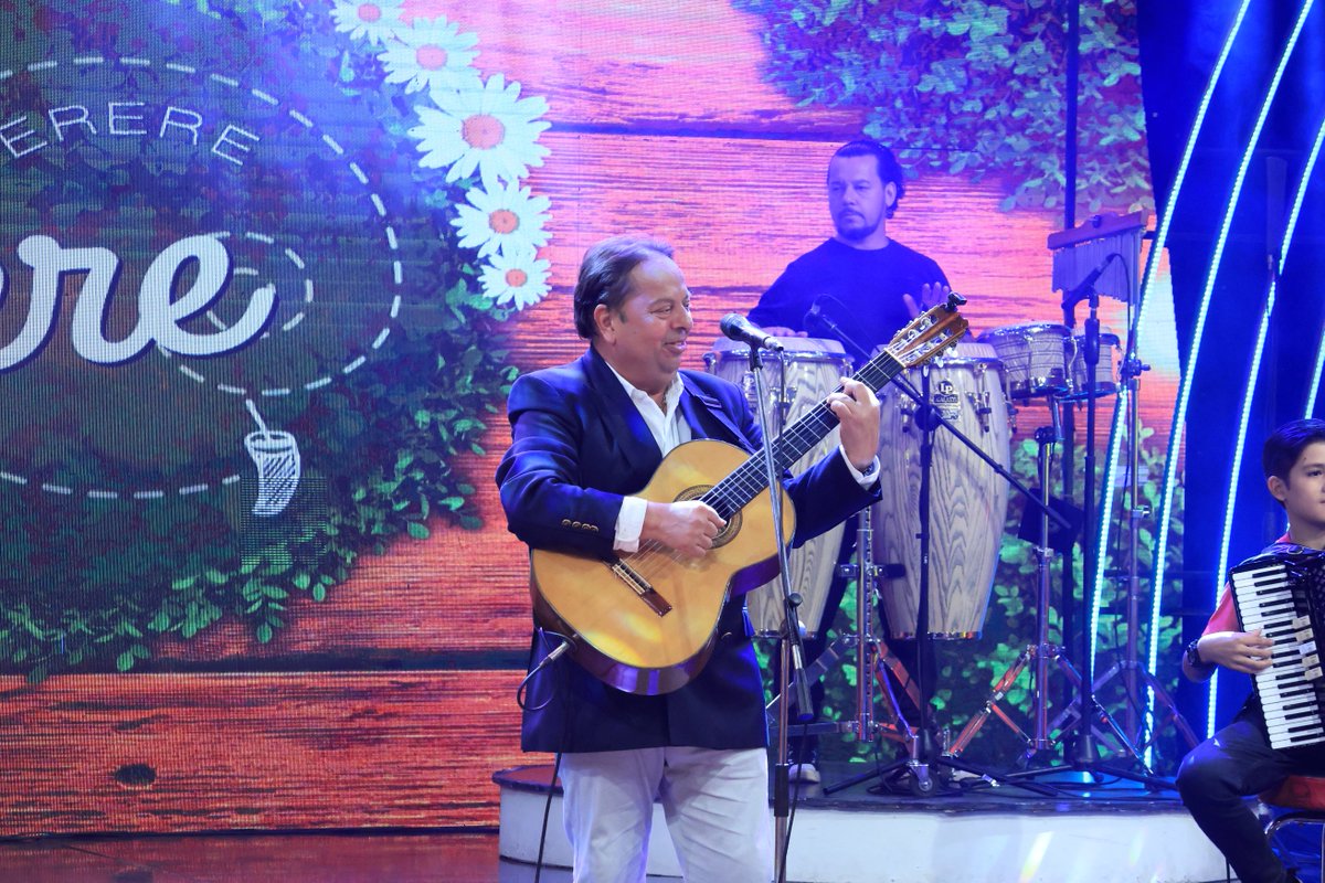 tererejerepy's tweet image. ¡GRANDE, Aníbal Portillo, que nos deleita con su voz! 😍

#tererejerepy por #telefuturopy