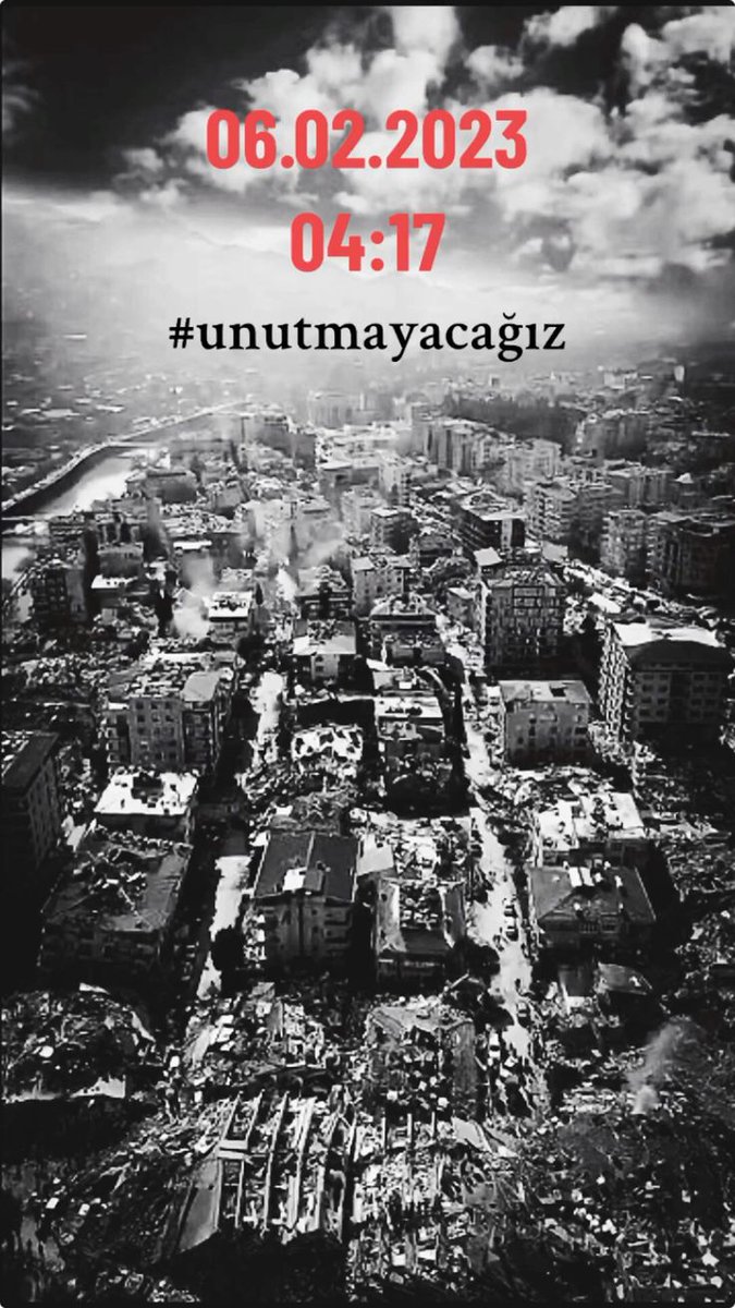 Sevgi_aLma's tweet photo. 6 ŞUBAT 2023  4:17⏳

‘Vaktinden önce gider mi insan?..
Gidiyorlar işte!..
Duvarda hırkaları,
Cebinde fotoğrafları,
Gönüllerinde umutları.

Her şeyi dağıtıp gidiyorlar hem de…
Gidiyorum bile diyemeden!..’
🥀
#6Şubat https://t.co/7YX7SliBXG