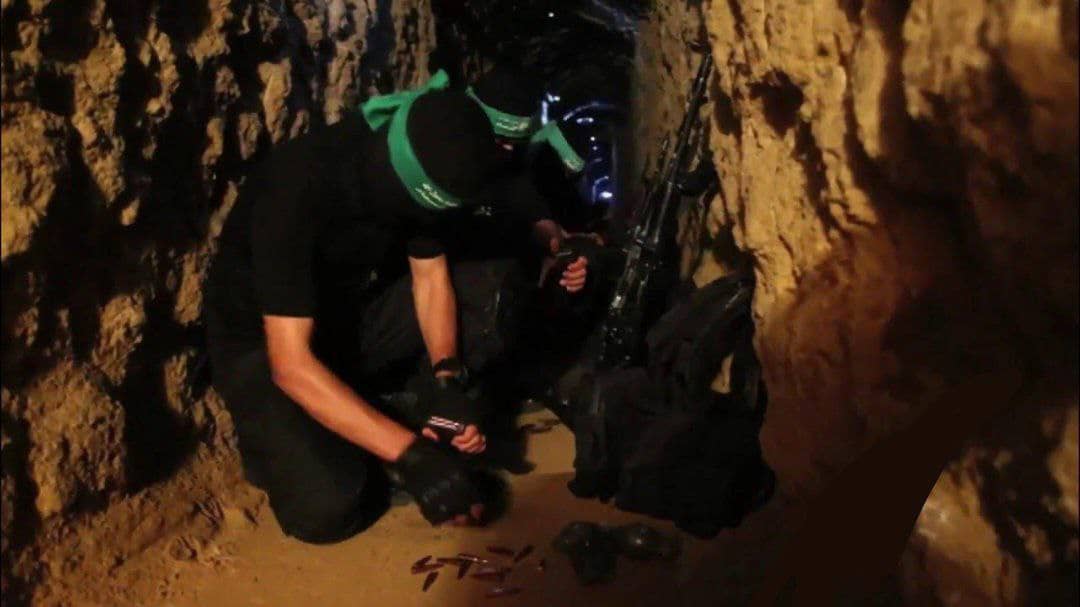 زموږ په قانون کې نه تسلیمېدل شته، نه اسلحه اېښودل شته او نه هم لاس تر زنې کېناستل شته.

موږ په کلک هوډ او قوي عزم خپله سپېڅلې مبارزه کوو.

#حماس_فخر_الأمة🤲🏻🤲🏻🤲🏻♥️🌾