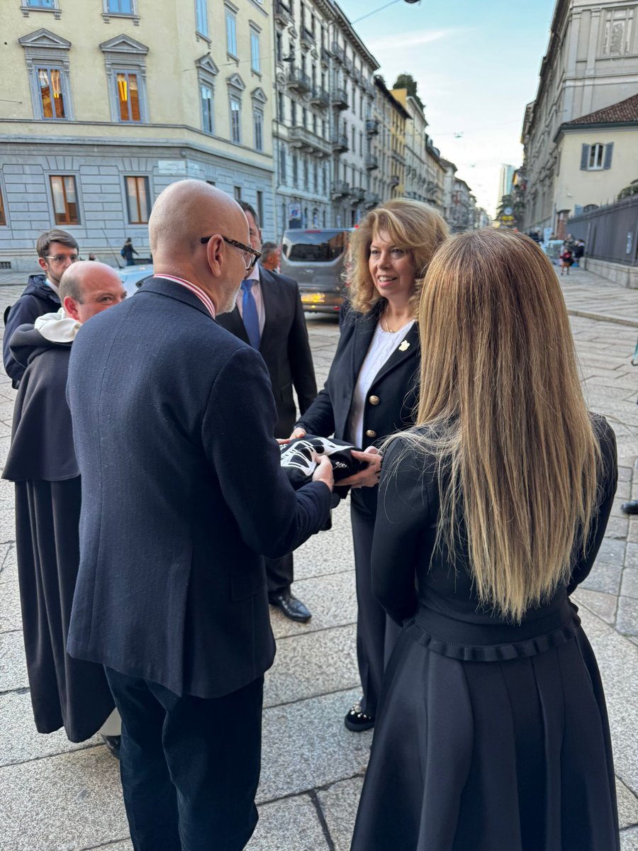 GrandeBrera's tweet photo. 🇧🇬 Iniziano le visite istituzionali in vista dei Giochi Olimpici e Paralimpici Milano Cortina 2026.

Oggi abbiamo avuto l’onore di accogliere al Museo del Cenacolo Vinciano Ilijana Iotova, Presidente  della Bulgaria, in visita ufficiale a Milano. https://t.co/9U6P9XHTjX
