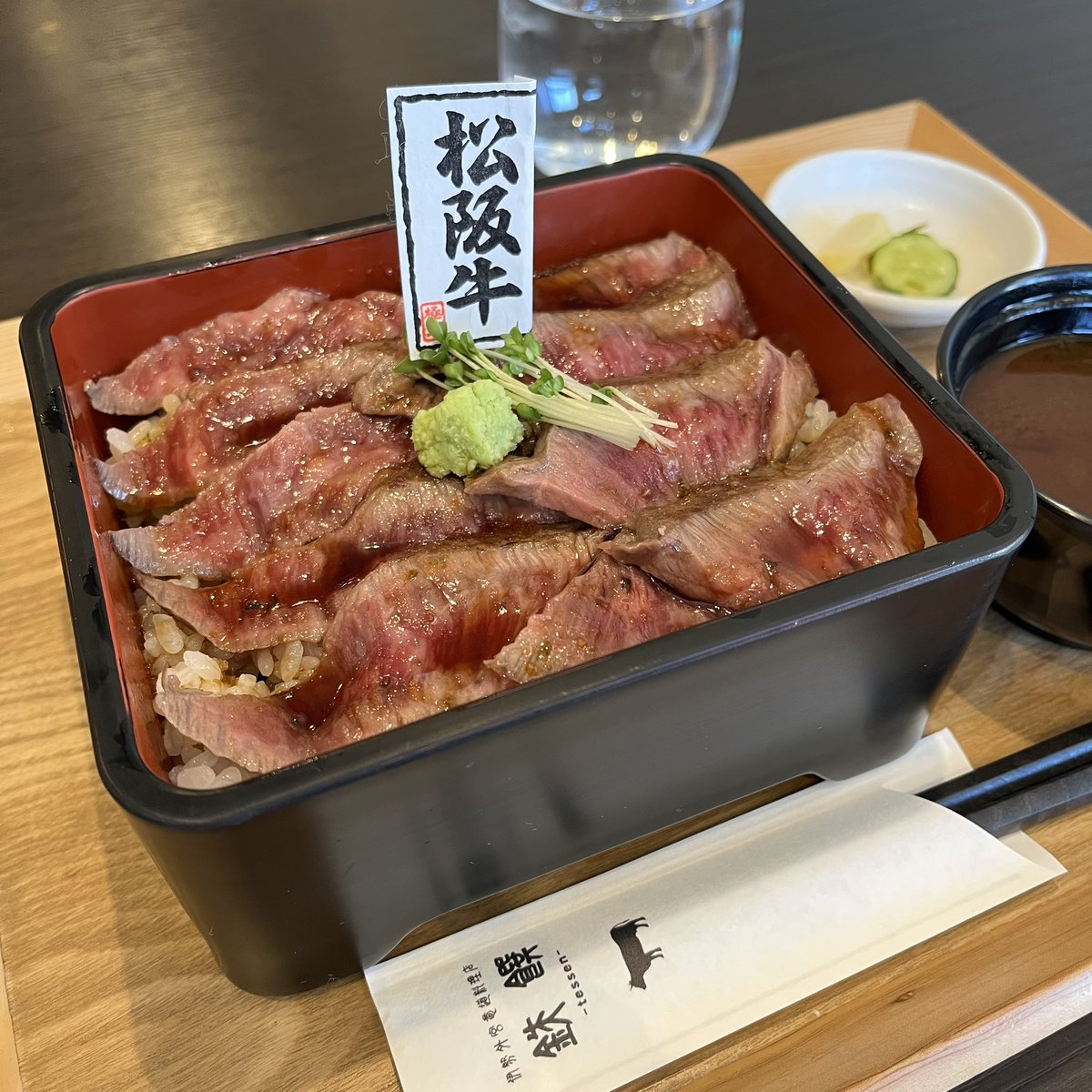 名古屋で嬉々としてチョコを買い込んでいましたが、スーツに着替え、伊勢神宮へ試験合格のお礼参りに行って来ました。個人で御垣内参拝したの初めてだったから、どんくさいことをしてしまわないかドキドキした。もちろん三重のグルメも楽しんだ。