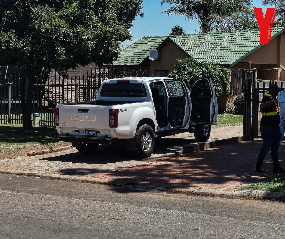 Yfm's tweet photo. #YNews: President #CyrilRamaphosa has condemned the alleged attempted hit on #WiandrePretorius, saying such actions undermine the justice process.
Police have since opened a case of attempted murder after the suspected police informer narrowly escaped the shooting in Boksburg today.